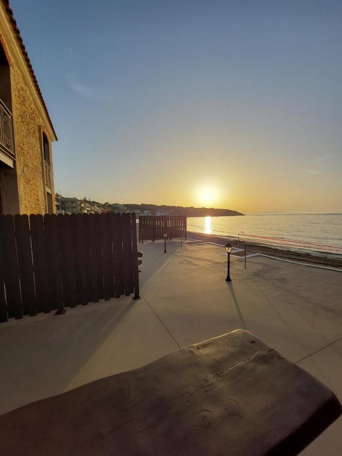Volakas Beachfront Suites Rethymno  Bagian luar foto